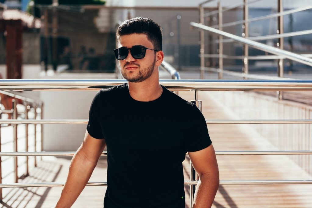 Latest fashion trend: Tiny sunglasses for men every face shape